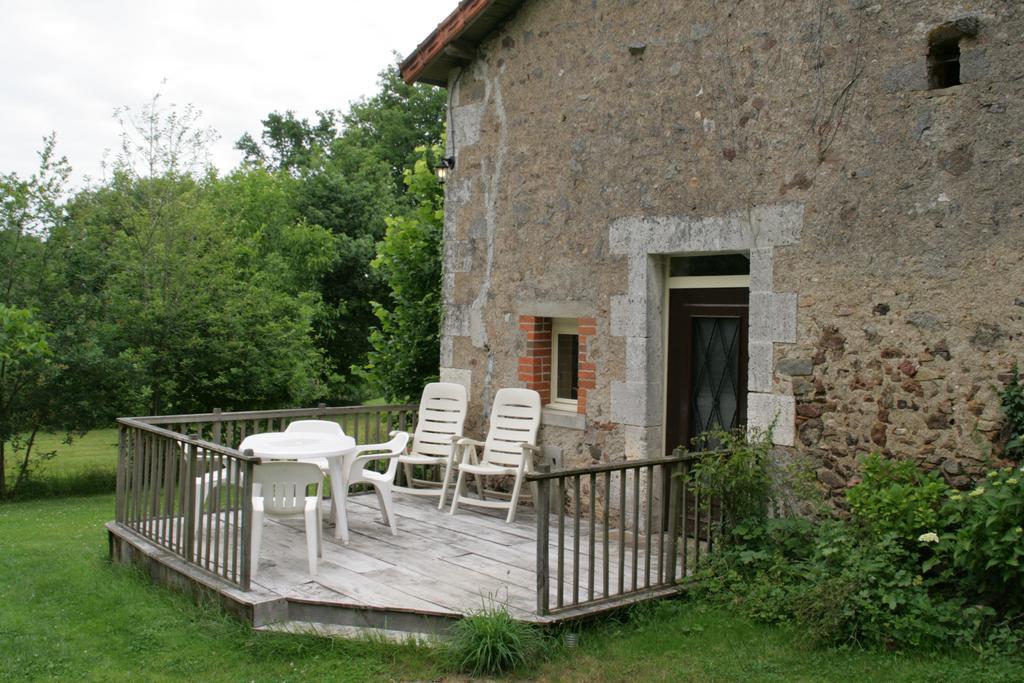 مبيت وإفطار Saint-Germain-de-Confolens Le Petit Mas D'Ile الغرفة الصورة