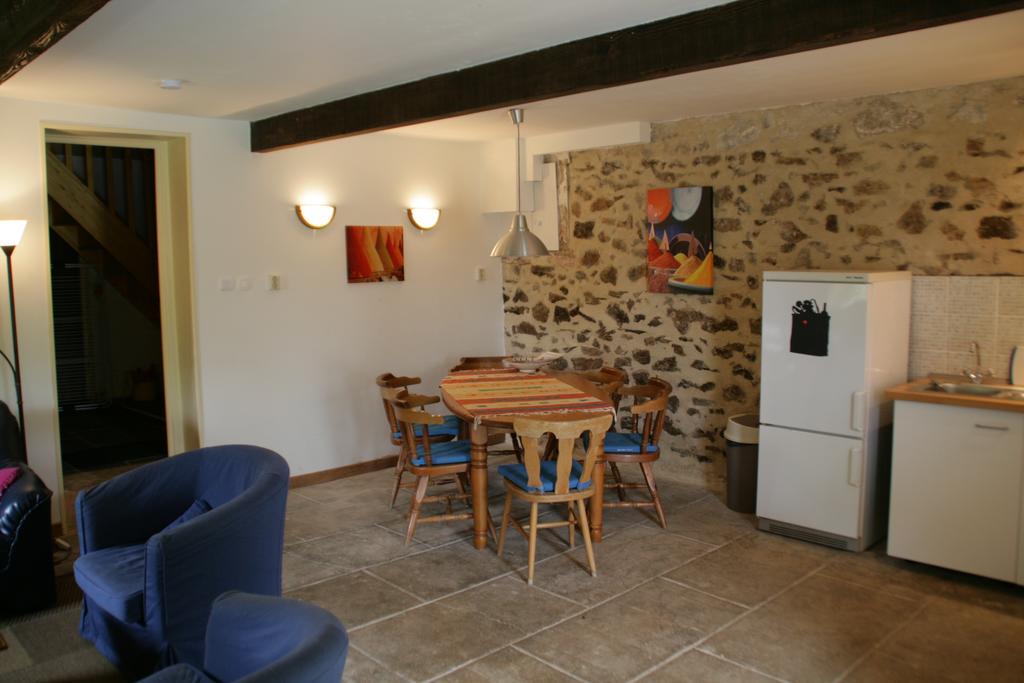 مبيت وإفطار Saint-Germain-de-Confolens Le Petit Mas D'Ile الغرفة الصورة